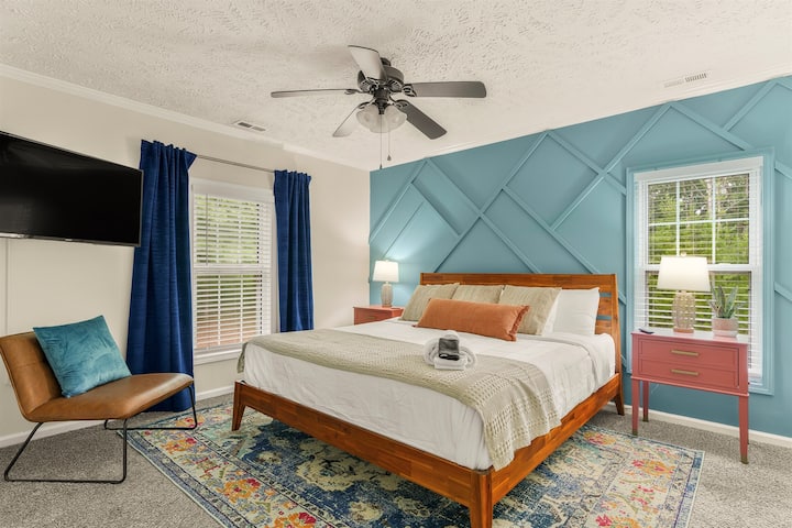 ⛰️ Dormi con stile in questa fresca e accogliente camera da letto matrimoniale, completa di legno di montagna personalizzato e giocosi tocchi di blu e rosa.