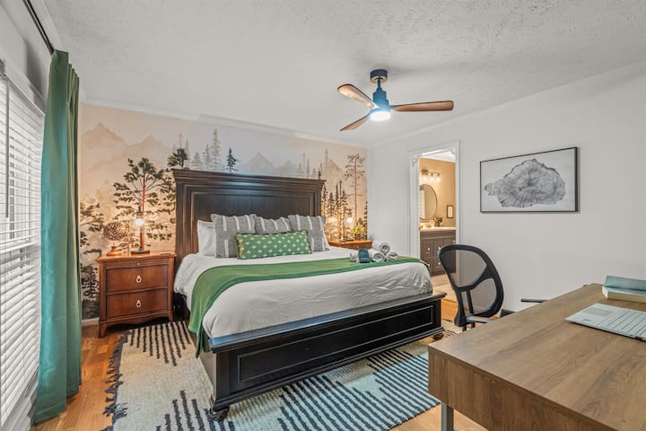  Rilassati e ricaricati nella tranquilla suite padronale, con letto king-size e arredi ispirati alla foresta.