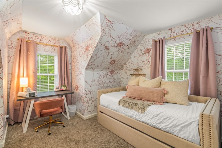  Graziosa e pratica, questa camera da letto rosa floreale da sogno include un letto a castello e una scrivania, perfetta per bambini, adolescenti o ospiti che lavorano.