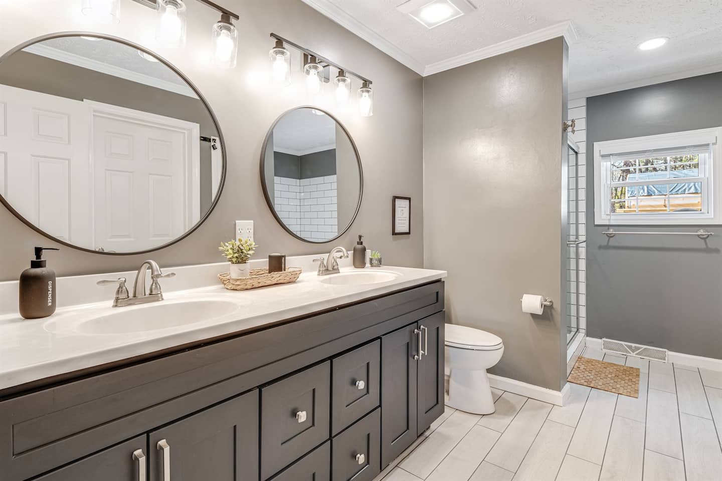 In the main level master you get two sinks and two mirrors