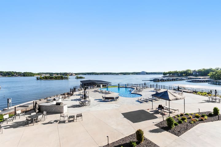 Modern Luxury Lake Stay | 6 Bed 6 Bath Retreat - Lake Ozark, MO