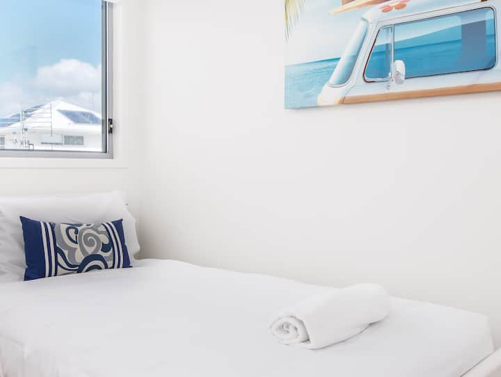 يتمتع العقار بأجواء ساحلية وشاطئية