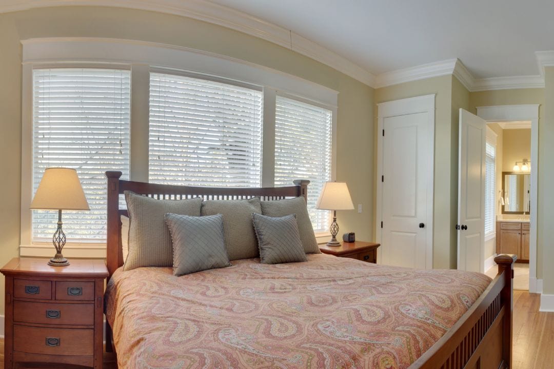 Dhoma e gjumit 1 ka një dhomë gjumi kryesore me krevat dopio "king".