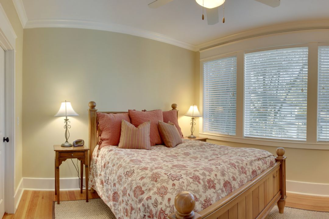 Dhoma e gjumit 4 ka një krevat dopio "queen".