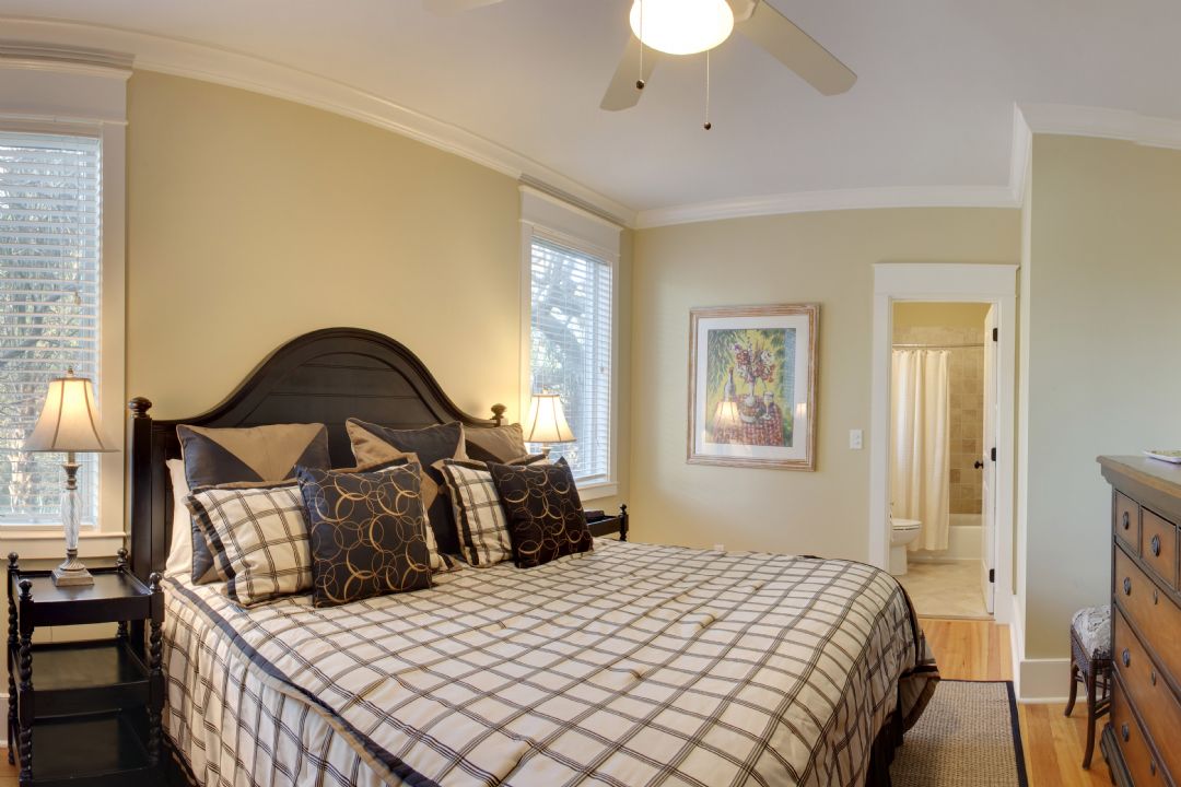 Dhoma e gjumit 3 ka një krevat dopio "king".