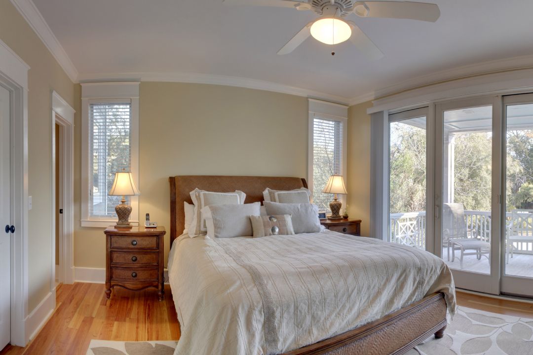 Dhoma e gjumit 2 ka një krevat dopio "king".