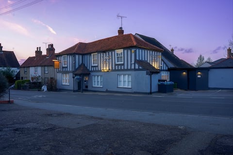 Stylish 5* Group Getaway | Hot tub | Bar | Karaoke