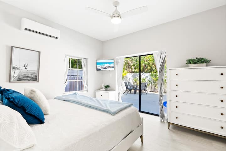 Soveværelse med skydedør, der går ud til poolen