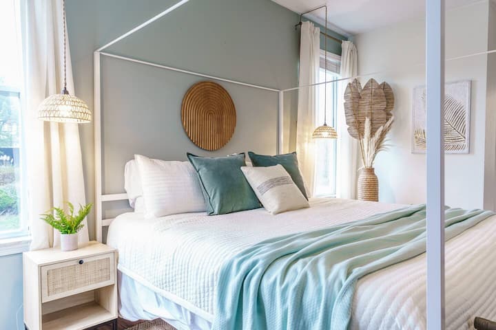 غرفة النوم الرئيسية في الطابق الرئيسي