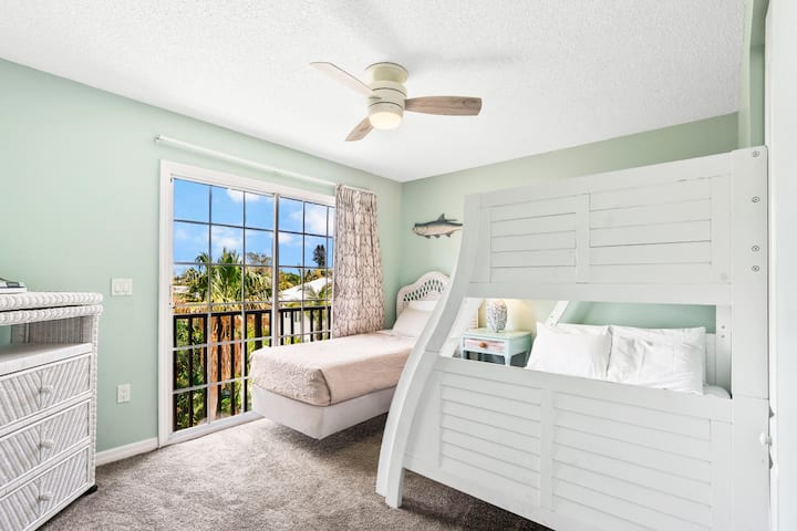 Drittes Schlafzimmer mit kleinem Balkon mit Blick auf den Poolbereich