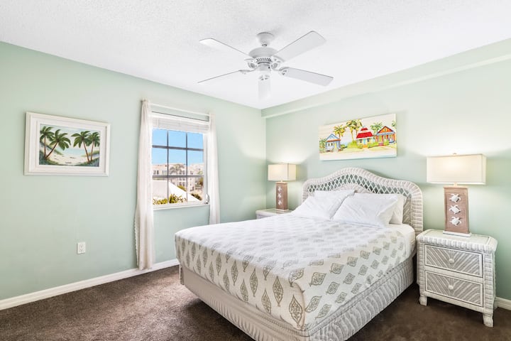 2. Schlafzimmer, Queensize-Bett, Deckenventilator und Klimaanlage