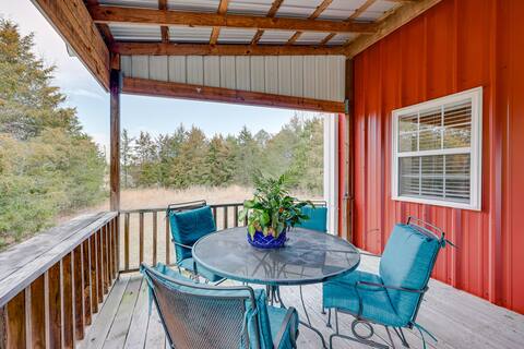Pet-Friendly Dover Cottage w/ Deck + Mtn Views!