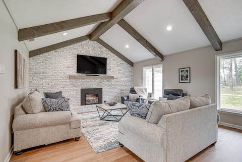 Peaceful Longview Home w/ Pond, 6 Mi to Downtown!