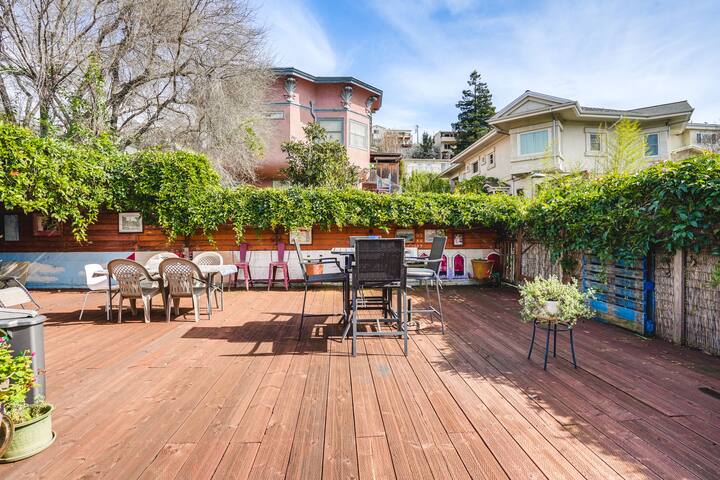 Pet-Friendly Apartment: 1 Mi to Lake Merritt!