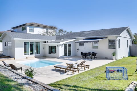 Lakeland Retreat: Private Heated Pool & Yard Games