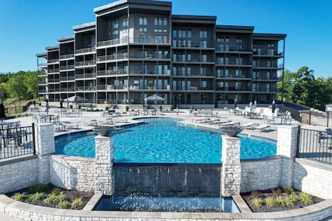 Relaxing Lakefront Condo with Dual Master Suites