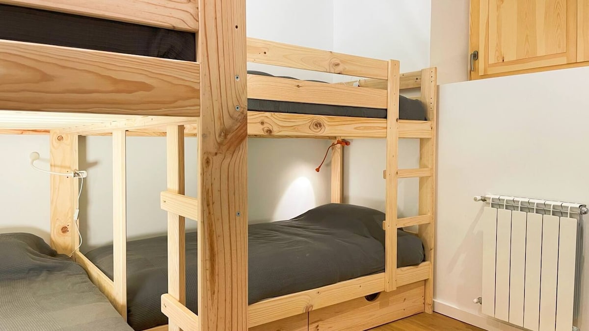  ห้องนอนที่สองมีเตียงสองชั้นไม้เนื้อแข็ง 2 เตียง (เตียงเดี่ยว 4 หลัง) เหมาะสำหรับเด็กหรือกลุ่ม