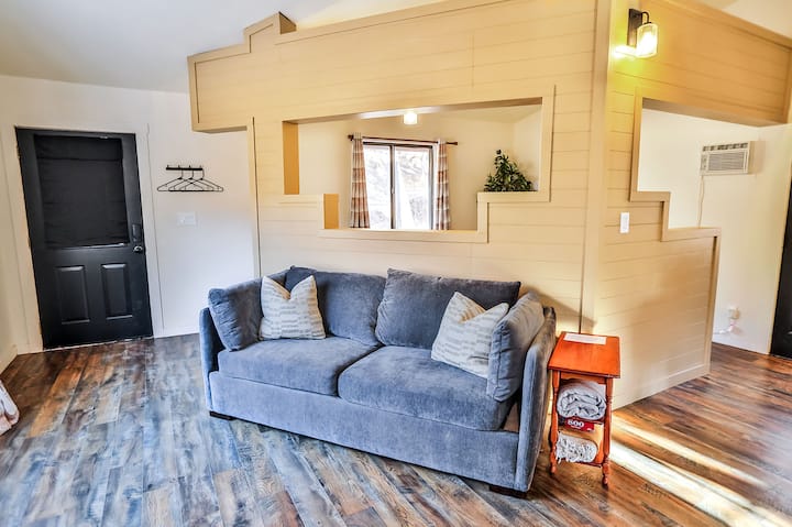 Cozy Cabin Retreat near Zion with Sauna and Hot Tub