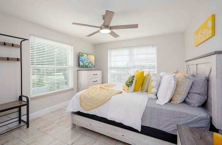 Spálňa s manželskou posteľou Queen a výhľadom do záhra