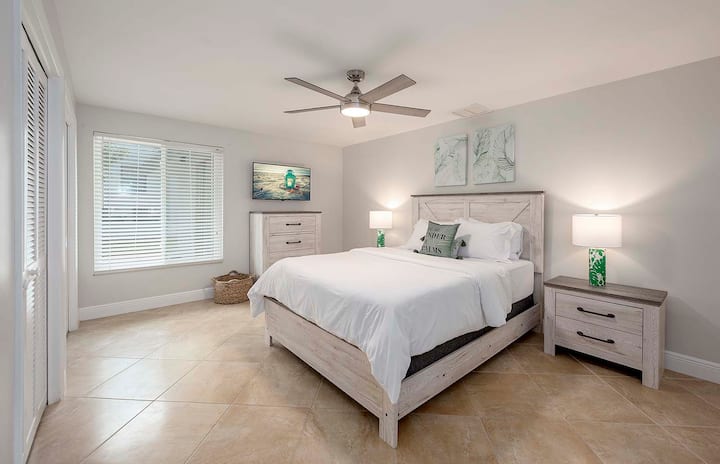 Spálňa s manželskou posteľou Queen a výhľadom do záhra