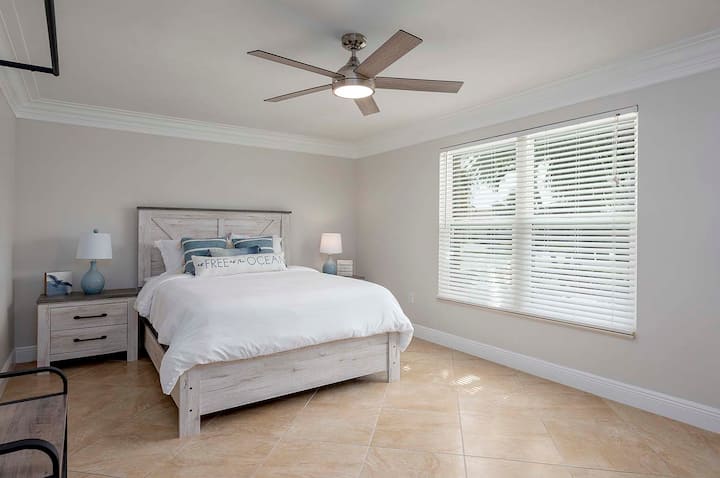 Spálňa s manželskou posteľou Queen a výhľadom do záhra