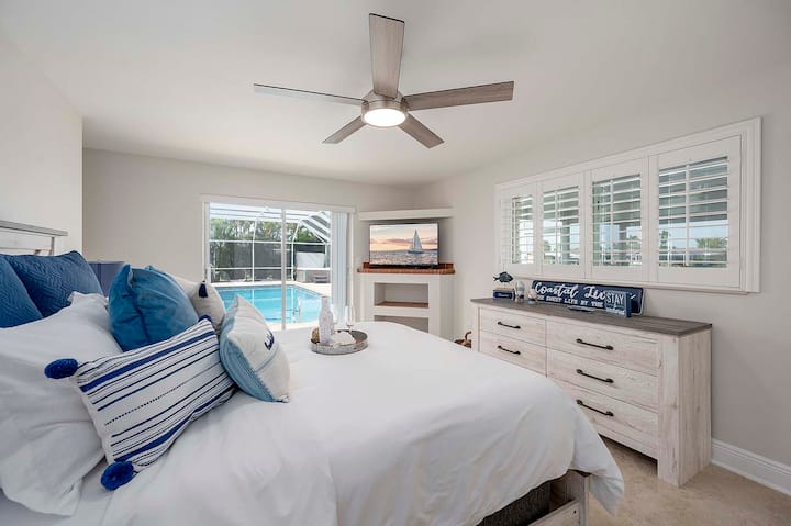 Spálňa s manželskou posteľou, výhľadom na bazén, prístupom k bazénu a vlastnou kúpeľňou