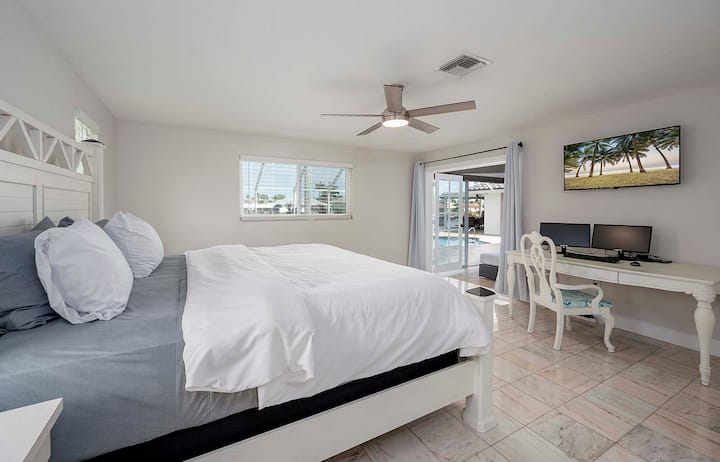 Hlavná spálňa s manželskou posteľou King s pracovným stolom a prístupom na terasu