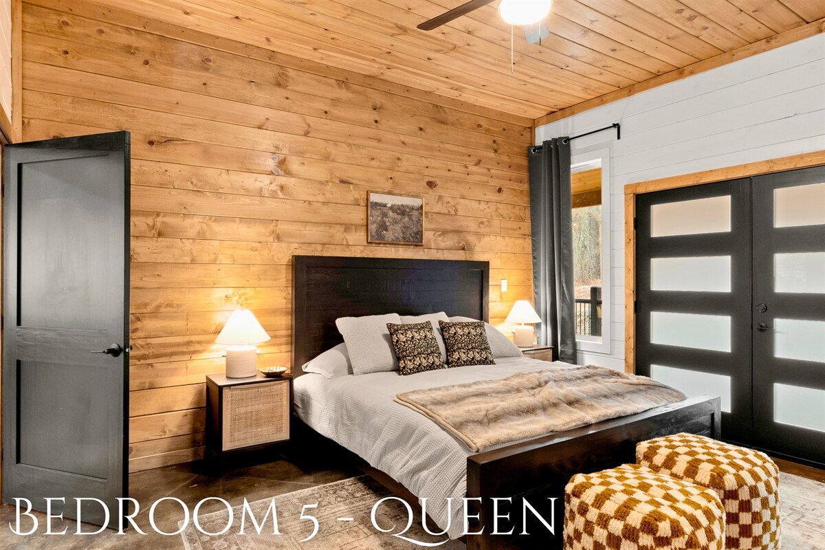 Одете во земјата од соништата во овој брачен кревет, каде што рустикалниот шарм се среќава со ведрата удобност, а француските врати се отвораат за ѕвездени ноќи.