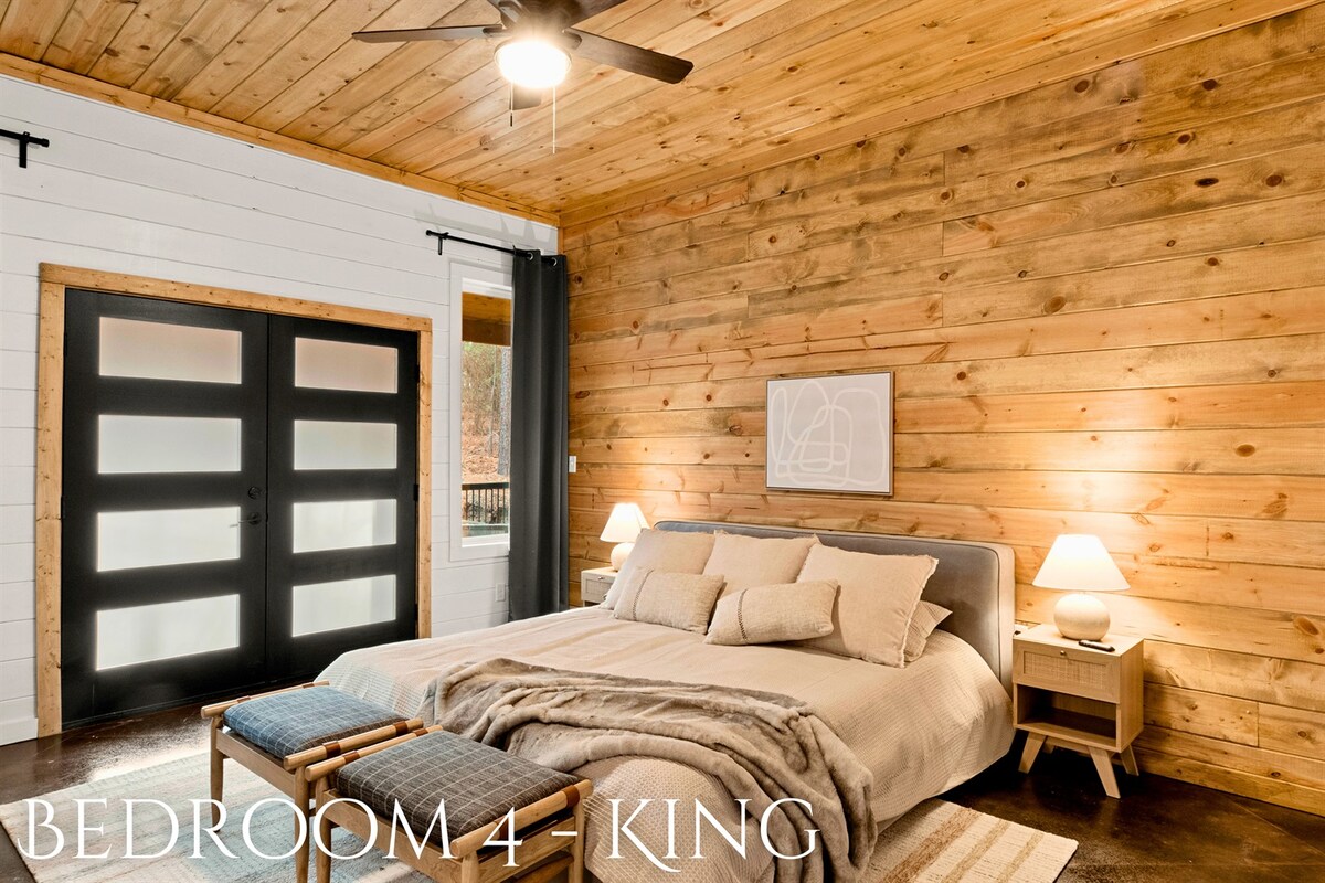 Вратите со стаклени панели пропуштаат многу природна светлина, поврзувајќи ја собата со надворешниот простор.