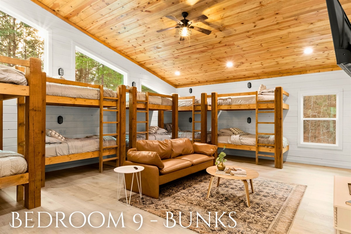 Просторот е добро искористен, со цврсти кревети на спрат кои го максимизираат просторот за спиење, што го прави идеален за семејства или групи.