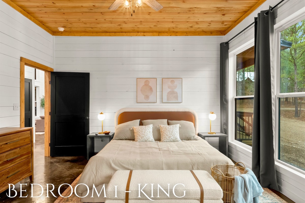 Во собата има брачен кревет (широк 150-179 см) како централен дел, обезбедувајќи луксузно и удобно искуство при спиењето.