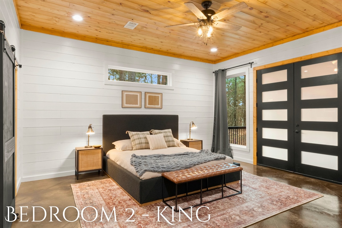 Големите лизгачки врати нудат доволно природна светлина и лесен пристап до надворешните простори!