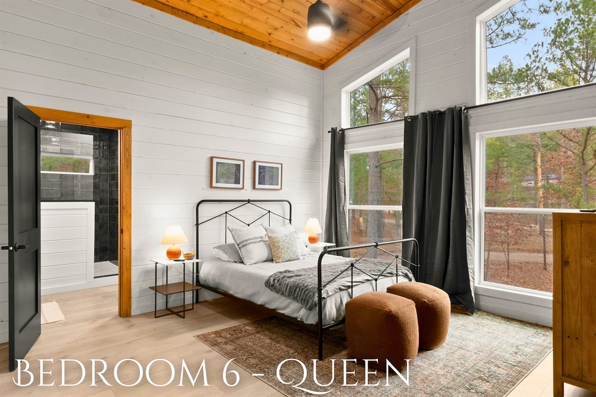 Оваа брачна спална соба се спојува со удобноста на дрвената колиба со јасност на модерниот дизајн.