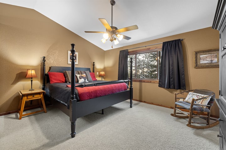 ห้องนอนเตียงคิงไซส์หลักเป็นห้องพักและน่าอยู่