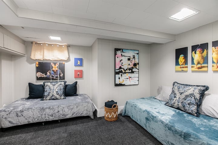 2 брачни кревета во подрумската спална соба во подрумот