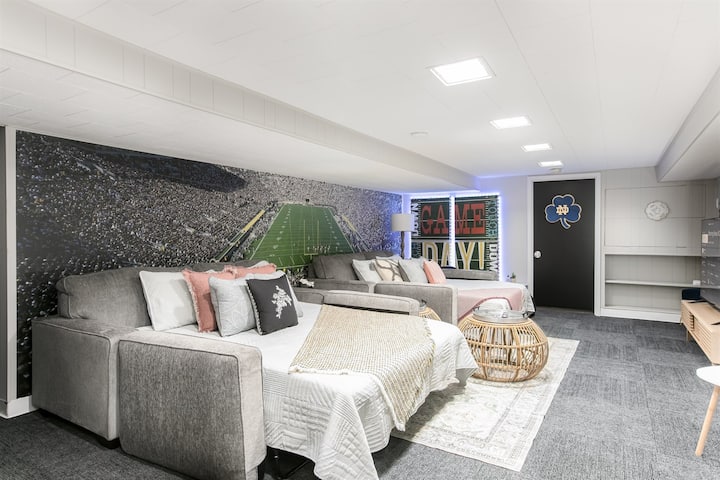 2 удобни каучи со брачен кревет (широк 150-179 см) во подрумот