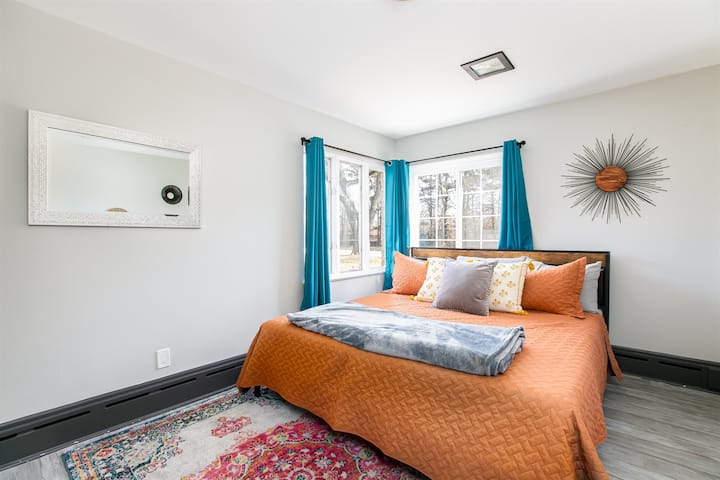 Светла и пространа брачна спална соба