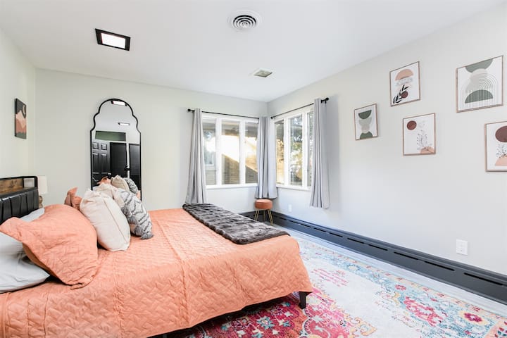 Прекрасна брачна спална соба со завеси за затемнување на собата за одличен сон