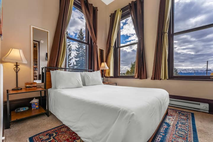 【Second Bedroom】 Queen bed with en-suite bathroom and Smart TV