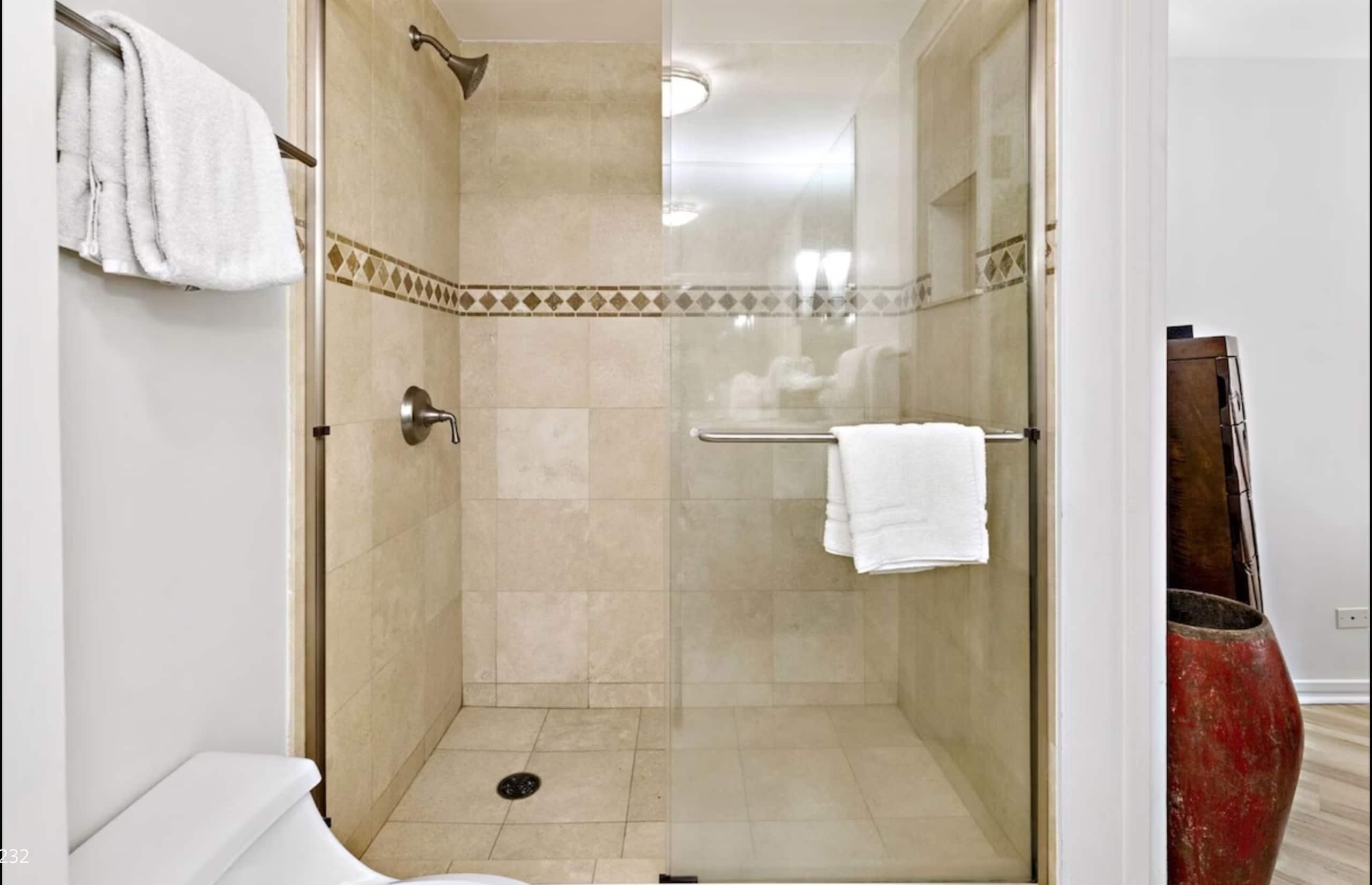 Condo in Lahaina · ★4.92 · 2 bedrooms · 3 beds · 2 baths - Image 26
