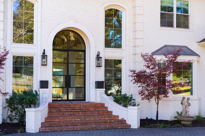 Luxe Austin-Area Retreat for Groups & Gatherings gallery image 4