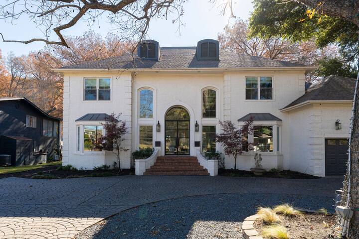 Luxe Austin-Area Retreat for Groups & Gatherings gallery image 3