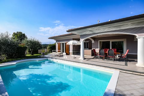 Villa Erika - private pool - private garage - A/C