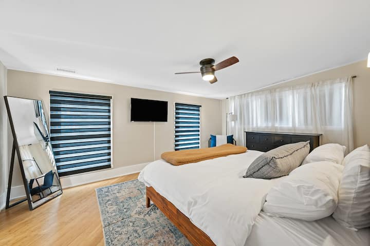 Eneo la starehe linalofaa kwa ajili ya mapumziko na tafakari. ️✨ #BedroomVibes #HomeSweetHome #Reflections