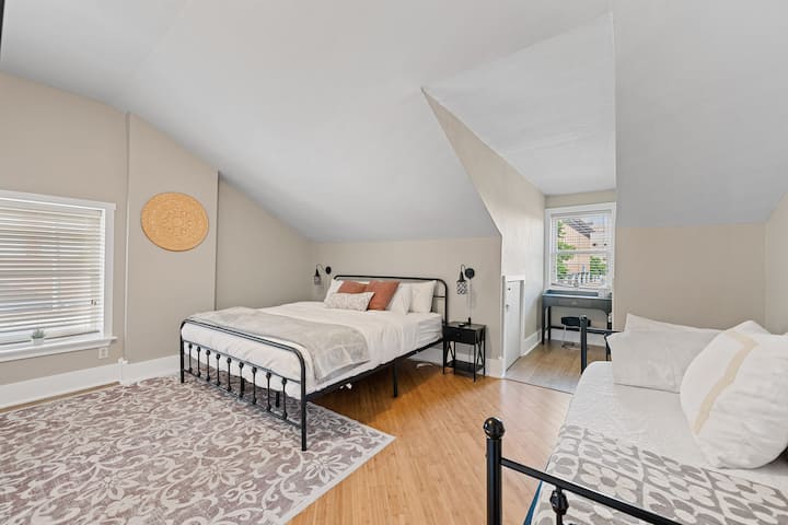 Kukubali urahisi na utulivu katika chumba hiki kizuri cha kulala,  mandharinyuma ya kuta nyeupe safi na sakafu za mbao za kifahari.  #SimplicityAtItsFinest #TranquilVibes #BedroomGoals