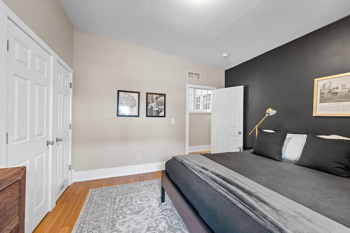 Kuunda taarifa ya ujasiri yenye ukuta mweusi na kitanda kizuri kwa ajili ya mapumziko ya hali ya juu.  #BlackWallLove #BedroomSanctuary #RelaxAndUnwind