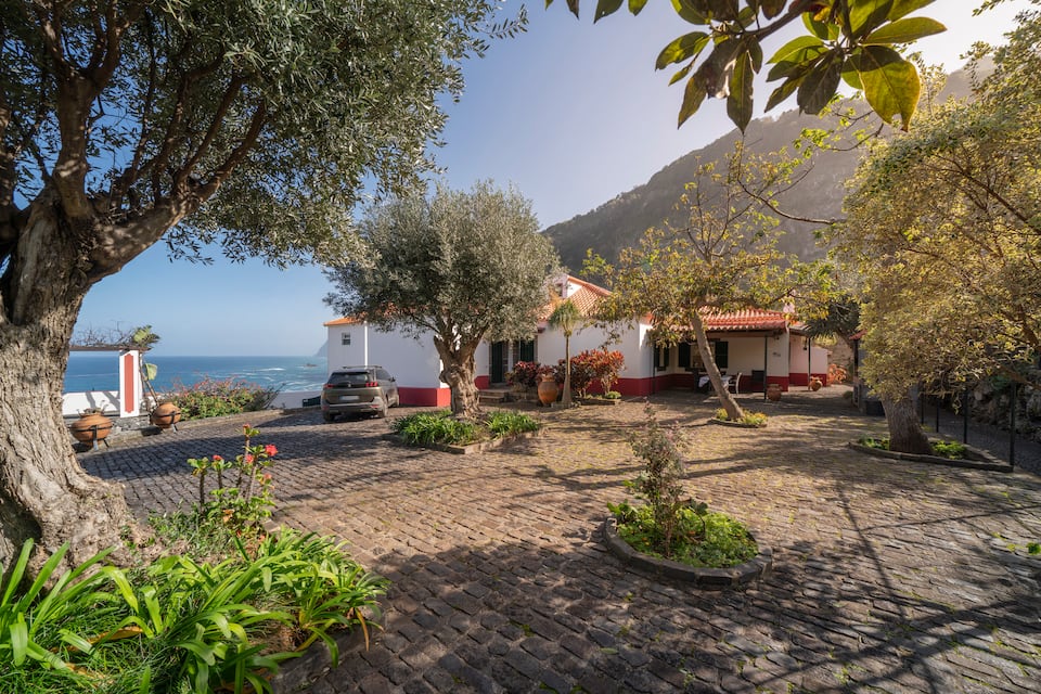 Top-earning Airbnb listing in São Vicente, 4 bedrooms