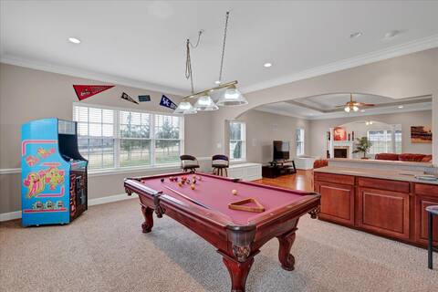 Louisville Country Manor - Pool & Pickleball!