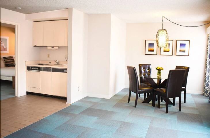 2BR Suite at La Jolla Cove Hotel & Suites! Pool! gallery image 3