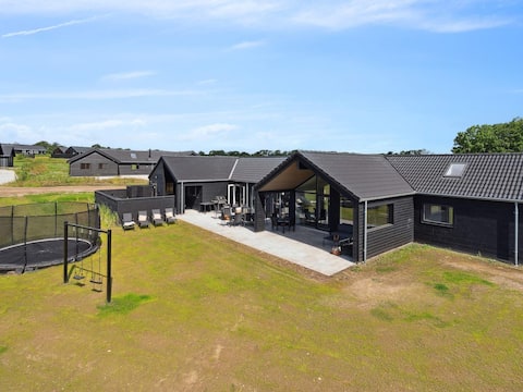 spacious retreat near beach -by traum